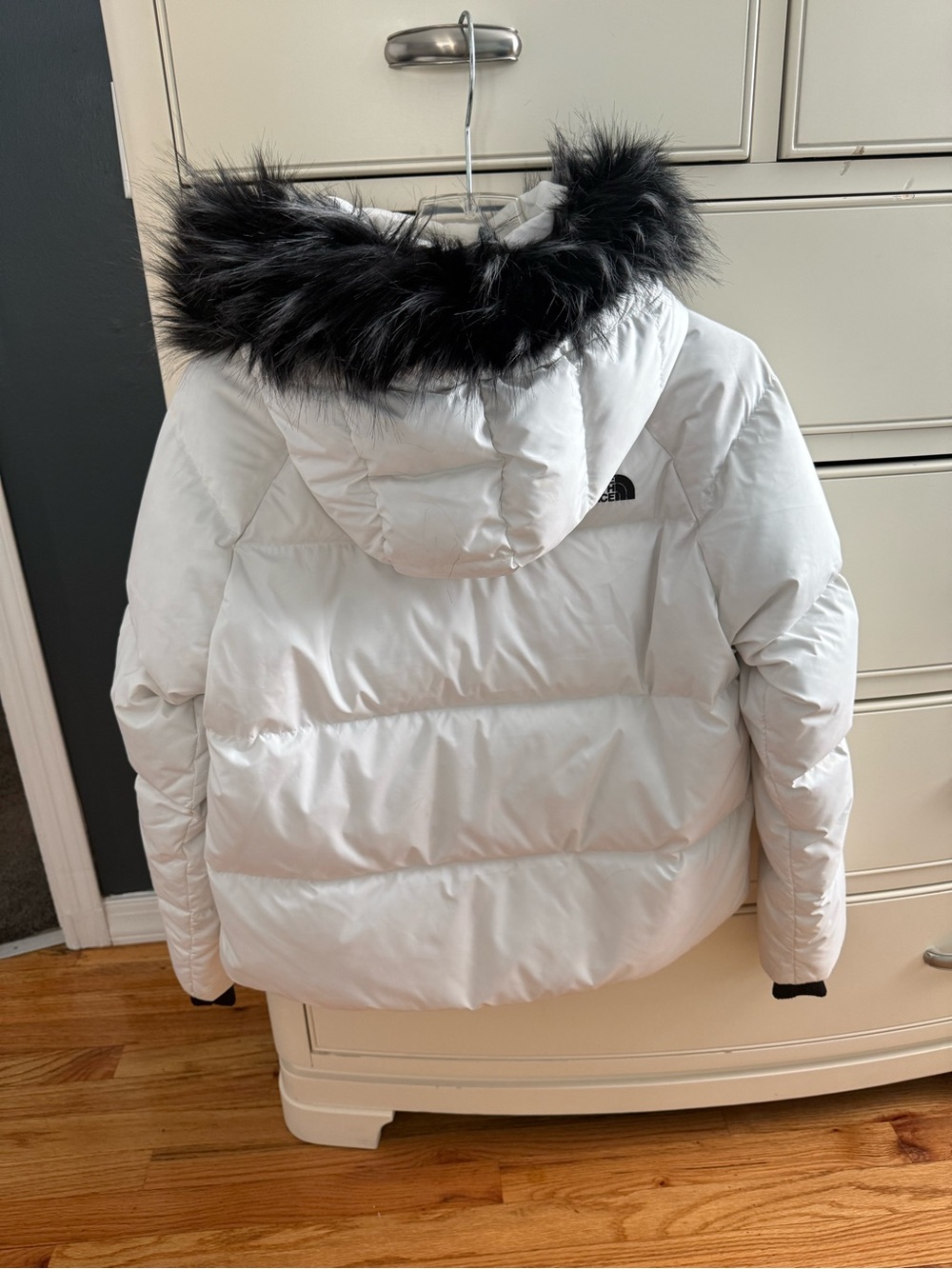 The North Face Women's White Puffer Jacket with Black Faux-Fur Trim - Picture 2 of 3